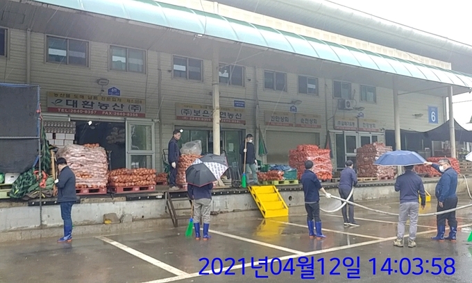 경매동 점포앞 청소 모습.