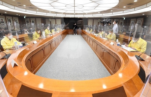성윤모 산업통상자원부 장관이 ‘제34차 비상경제 중앙대책본부회의 겸 2021년 제2차 혁신성장전략회의’에서 서비스 표준화 추진전략을 발표하고 있다.
