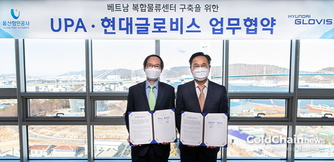 정창규 울산항만공사 운영부사장(좌)과 정진우 현대글로비스 부사장이 MOU를 체결하고 기념촬영하고 있다.