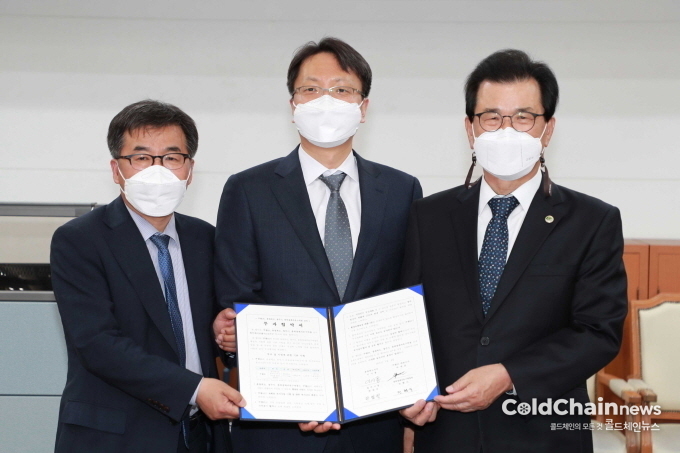 전형식 충북경제자유구역청장, 박대준 쿠팡 신사업부문 대표, 이시종 충북도지사(좌부터)는 협약 체결 후 기념촬영하고 있다.