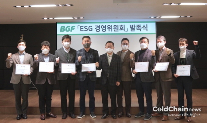 공동위원장으로 선임된 이건준 BGF리테일 대표(우 5번째), 홍정국 BGF 대표(우 4번째) 등 전담 리더들이 기념촬영하고 있다.