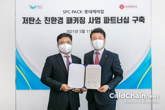황진구 롯데케미칼 기초소재사업 대표(좌)와 김창대 SPC팹 대표가 업무협약을 체결하고 기념촬영과 있다.