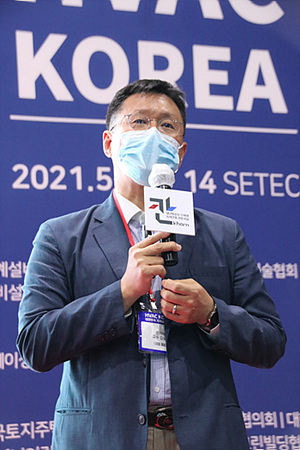 김용진 인하대 정석물류통상연구원장이 스마트물류기술 방법을 설명하고 있다.