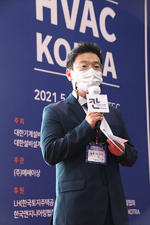 이건희 FMS코리아 대리가 친환경활용 콜드체인서비스를 설명하고 있다.