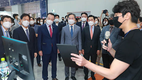박진규 산업통상자원부 차관(좌 4번째)이 유통혁신주간에 참가학 부스를 돌아보며 브리핑을 듣고 있다.