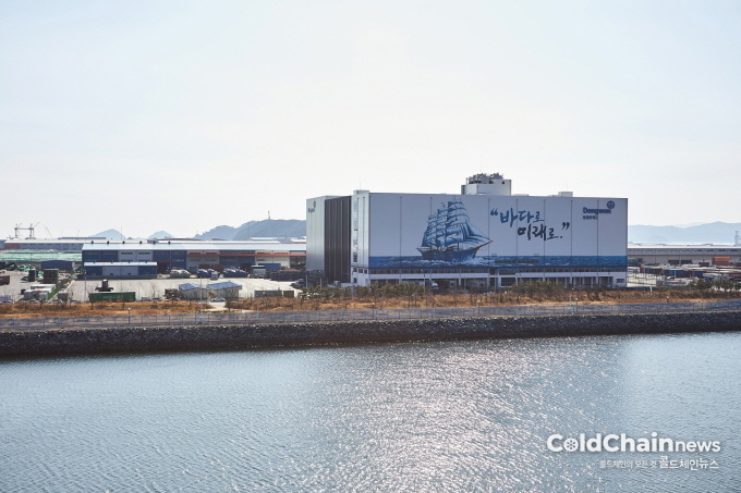 동원로엑스 부산신항 저온물류센터 전경.