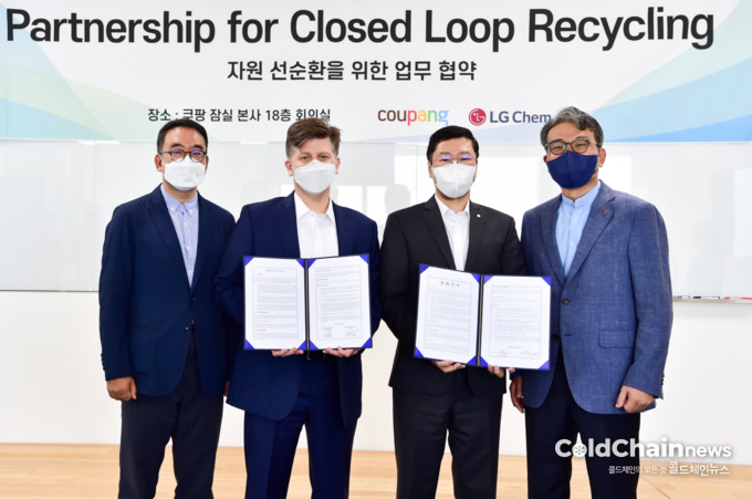 이영상 쿠팡 부사장, 라이언 브라운 부사장, 허성우 LG화학 부사장, 서중식 전무(좌부터)이 업무협약을 체결하고 기념촬영하고 있다.