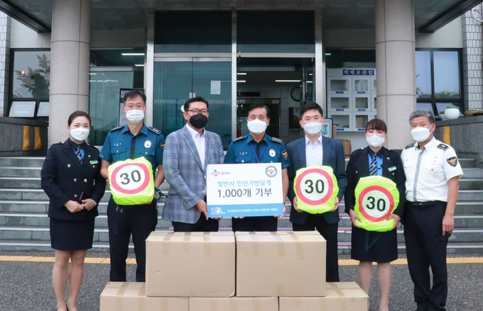 CJ대한통운, 광주경창서, 녹색어미니연합회 등 행사참석자들이 기념촬영하고 있다.