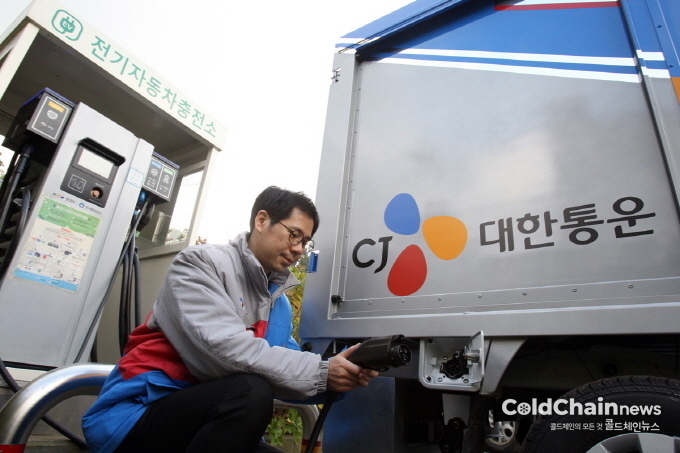 CJ대한통운은 2030년까지 2030년까지 화물차 및 업무용 승용차 등 운용하는 차량을 전기·수소차로 전환하는 환경부 주관의 ‘2030 무공해차 전환100’에 동참했다.