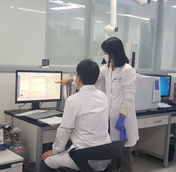 서울식품공사 직원이시료에서 잔류농약을 검사하고 있다.