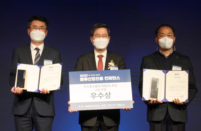 김근택 다원로지스틱스 대표, 김태현 서울과학종합대학원대학교 총장, 남영수 밸류링크유 대표(좌부터)가 기념촬영하고 있다.