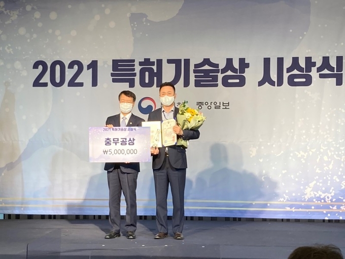 최동호 FMS코리아 대표(우)가 특허기술상 충무공상을 수상하고 있다.
