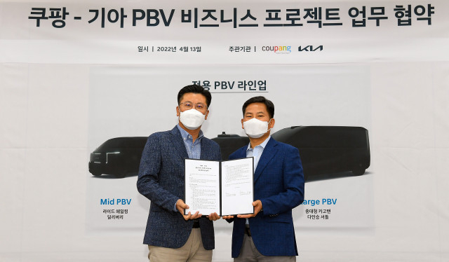 노재국 쿠팡 물류정책실장과 김상대 기아 eLCV비즈니스사업부장(왼쪽부터)이 업무 협약식에서 기념 촬영을 하고 있다.