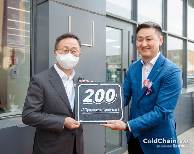 이건준 BGF리테일 대표와 간볼드 친저릭 센트럴 익스프레스 대표가 몽골 CU 200호점(보양트오카점) 오픈식에서 기념촬영하고 있다.