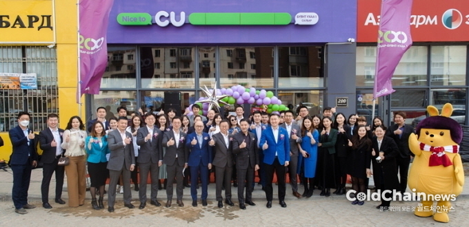 몽골 CU 200호점(보양트오카점) 오픈식에서 관계자들이 기념촬영을 하고 있다.