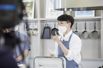 배달의민족이 음식점 사장님을 대상으로 진행하는 매장 위생관리에 대한 온라인 교육 현장.