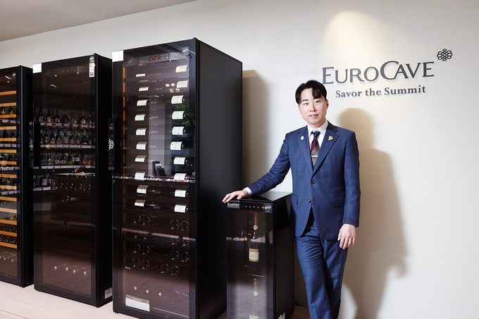 유로까브 와인셀러 신제품 앞에 선 김형욱 소믈리에.