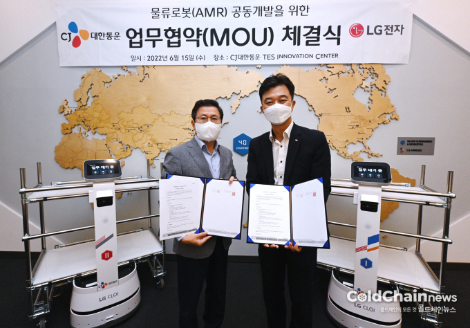 장익환 LG전자 BS사업본부장(좌)과 김경훈 CJ대한통운 TES물류기술연구소장이 MOU를 체결하고 기념촬영하고 있다.