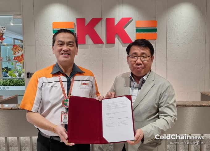 Datuk Seri Dr. KK Chai KK그룹 회장(좌)과 정재형 GS리테일 편의점사업부장(전무)이 업무협약을 체결하고 기념촬영하고 있다.