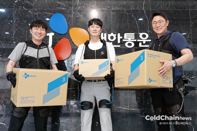 CJ대한통운 근로자들이 웨어러블 슈트를 착용한 뒤 사진을 촬영하고 있다.