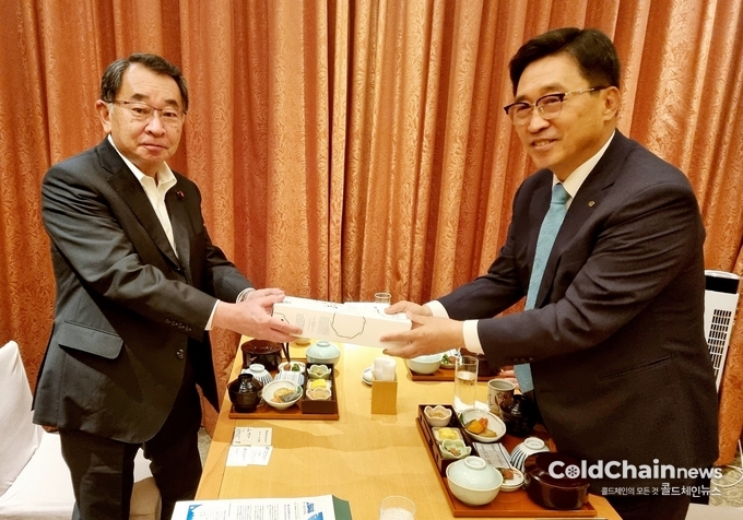 시오노야 류 의원(좌), 김춘진 한국농수산식품유통공사 사장(우)가 기념사진을 촬영하고 있다.
