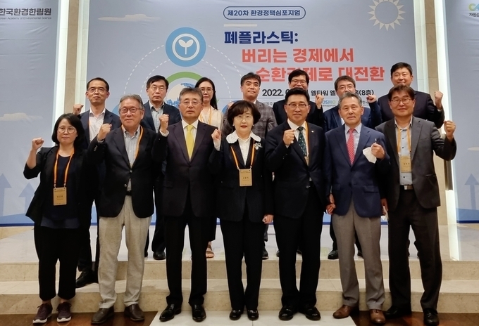 김춘진 aT 사장(앞줄 우 3번째)가 국제로타리로부터 감사패를 수여받았다.