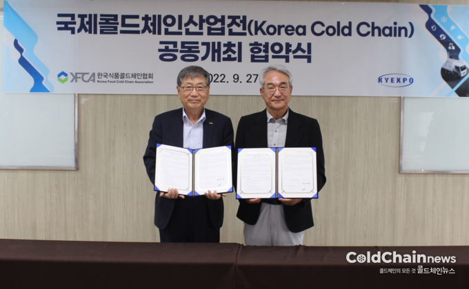 서병륜 식품콜드체인협회 회장(좌), 김영수 케이와이엑스포 대표가 MOU를 체결한 뒤 기념 촬영을 하고 있다.