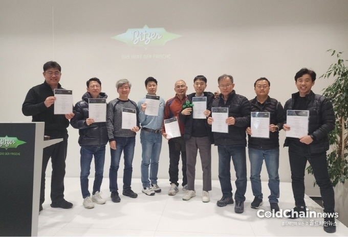 교육 수료자들이 기념촬영하고 있다.