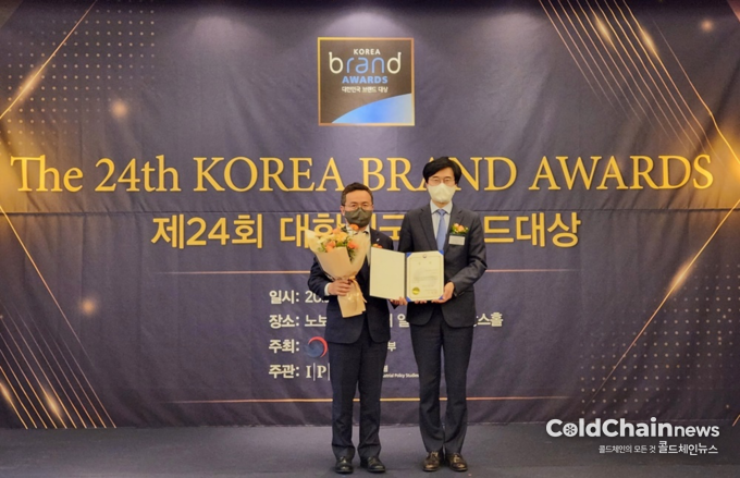 황환조 BGF네트웍스 대표(좌)가 산업부 장관상을 수상하고 기념촬영하고 있다.