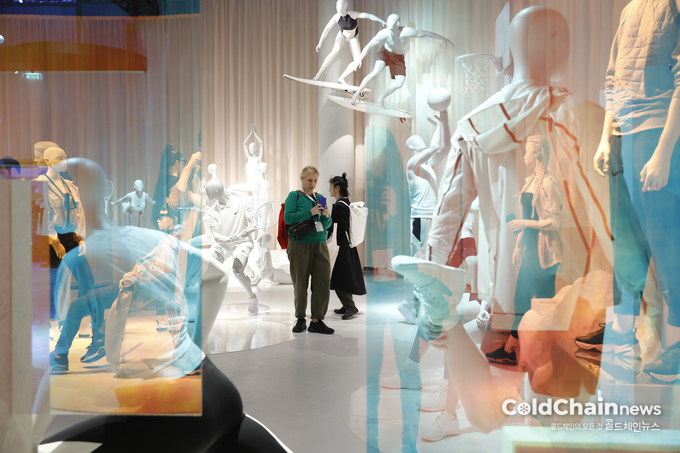 EuroShop 관람객의 모습.
