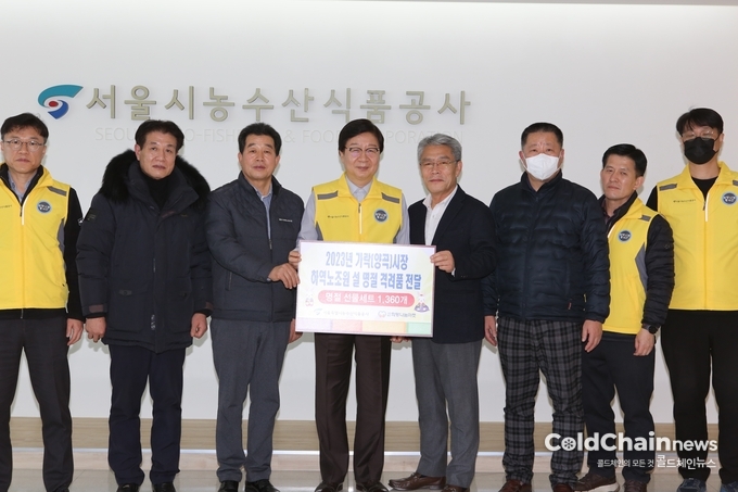 문영표 서울시농수산식품공사 사장(좌 4번째)과 정해덕 서울‧경기 항운노조위원장(우 4번째)이 명절격려품 전달식을 갖고 기념촬영하고 있다. .