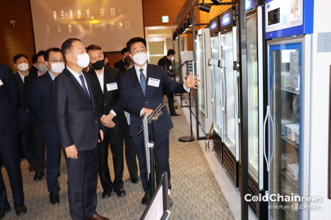 강성희 오텍그룹 회장이 캐리어냉장 신제품에 대한 설명을 듣고 있다. 
