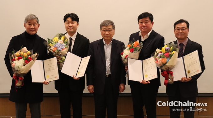 박동준 스크랜톤리미티드 대표, 박장석 체인익스빌 대표, 서병륜 한국식품콜드체인협회 회장, 전광규 동우텍 대표, 이민수 엘넷 본부장(좌부터)이 기념촬영하고 있다.