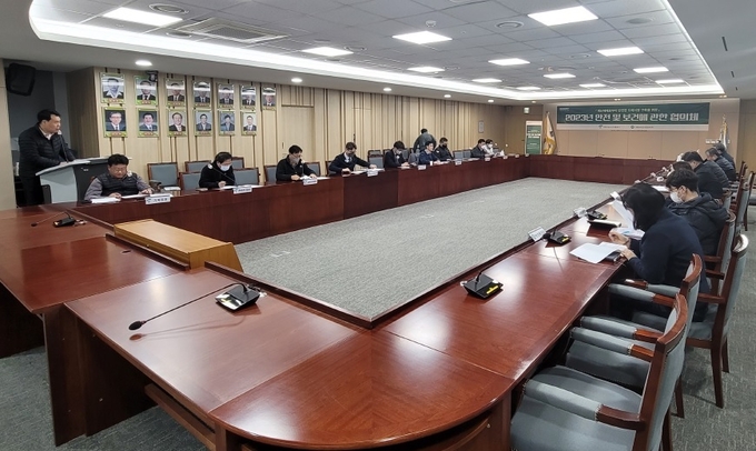 안전 및 보건에 관한 협의체 회의를 진행하고 있다.