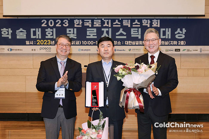 노삼석 한진 대표(중)가 로지스틱스대상을 수상한 후 기념촬영하고 있다.