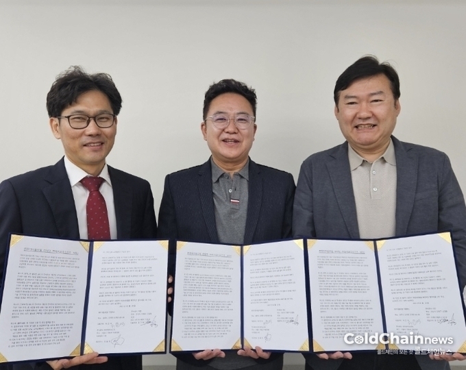 강건욱 대단 대표, 허진석 JWL 대표, 양홍현 와이와이소프트 대표(좌부터)가 업무협약을 체결하고 기념촹영하고 있다..