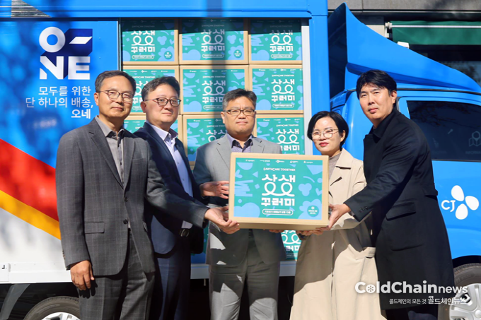 김원일 서울시상생교류협력단 사업단장, 김희준 CJ대한통운 ESG담당, 배덕환 서울시 대외협력과 과장, 정미선 종로구청 복지경제국 국장, 정욱재 굿네이버스 경기안양지부장(좌부터)이 상생꾸러미 기부식을 개최하고 기념촬영하고 있다.