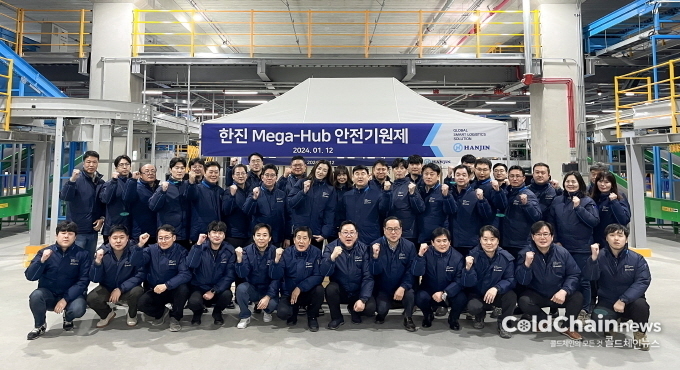 안전기원제 참석자들이 기념촬영하고 있다.