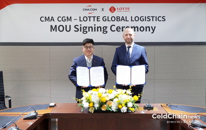 강병구 롯데글로벌로지스 대표(좌)와 보 웨그너 CMA CGM 아시아태평양 CEO가 MOU를 체결하고 기념촬영하고 있다.