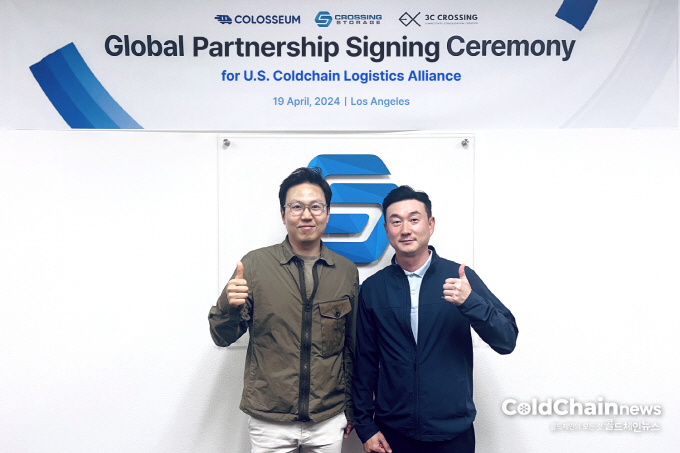 박진수 콜로세움 대표(좌)와 션 민 CSS·3C 대표가 파트너십을 체결하고 기념촬영하고 있다.