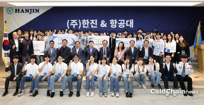 노삼석 한진 사장(두 번째 줄 착석자 왼쪽에서 네 번째)과 조현민 사장(두 번째 줄 착석자 오른쪽에서 세 번째) 등 주요관계자와 공모전 최종 발표회에 진출한 한국항공대 학생들이 기념촬영을 하고 있다.