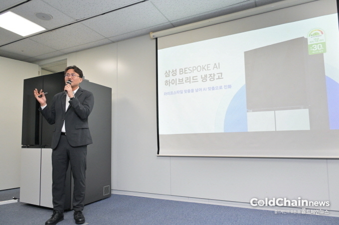 삼성전자 냉장고 미디어 브리핑에서 삼성전자 선행개발팀 위훈 부사장이 ‘비스포크 AI 하이브리드’ 냉장고를 설명하고 있다.