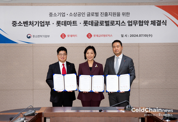 서울시 중구 소재 롯데글로벌로지스 본사에서 열린 협약식에는 강병구 롯데글로벌로지스 대표, 오영주 중소벤처기업부 장관, 강성현 롯데마트 대표(좌부터)가 참석했다.