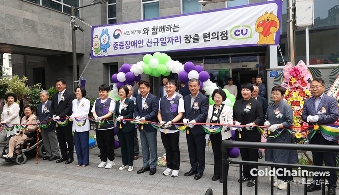 장애인편의점 1호점 CU 제주혼디누림터점 개소식에 민승배 BGF리테일 대표, 이경혜 한국장애인개발원장과 (좌 4번째부터) 이스란 사회복지정책실장, 오영훈 제주특별자치도지사(좌 7번째부터) 등이 참석해 기념촬영을 하고 있다.