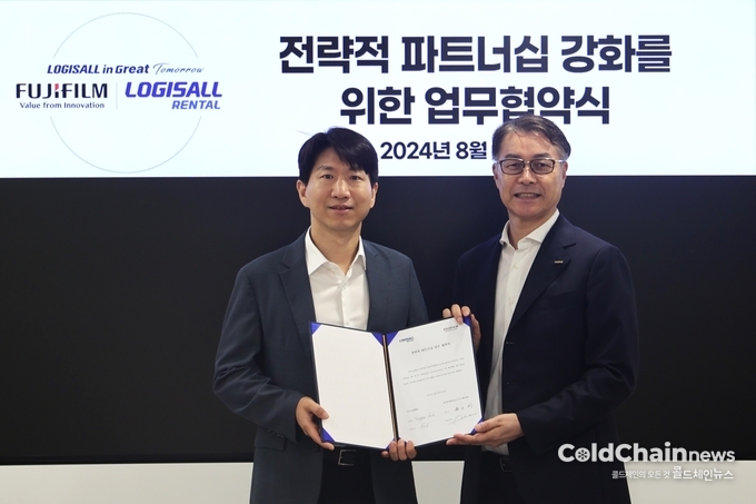 로지스올 본사 대회의실에서 열린 업무협약식에 서용기 로지스올렌탈 대표와 하토가이 준 한국후지필름BI 대표(좌부터)가 참석해 기념촬영을 하고 있다.