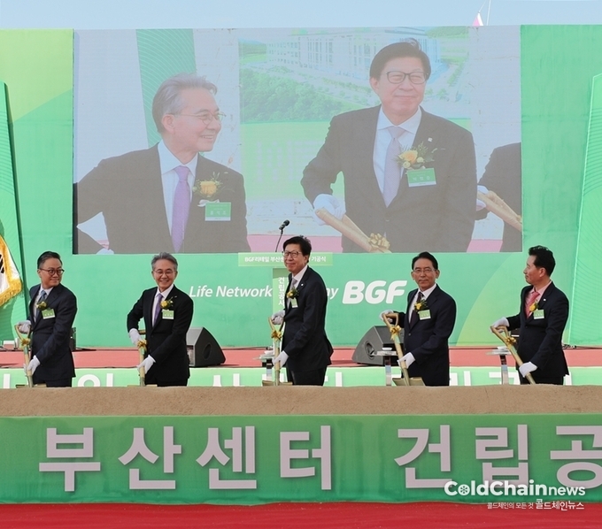 부산 국제산업물류도시에서 열린 BGF리테일 부산 신규물류센터 기공식에서 홍정국 BGF 대표이사 부회장, 홍석조 BGF 회장, 박형준 부산시장(좌부터)등 관계자들이 시삽하고 있다.