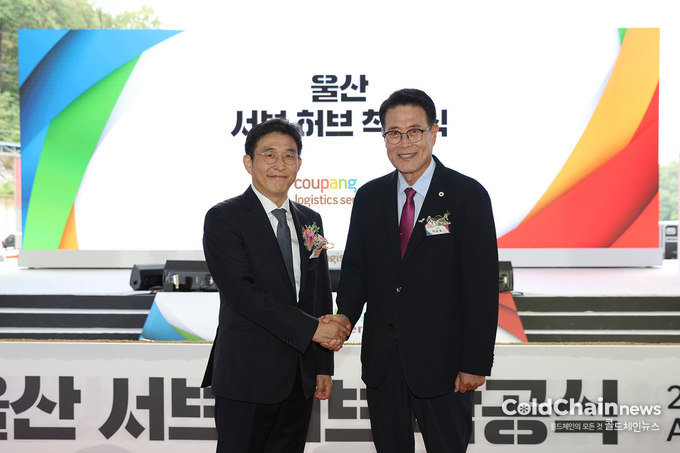 쿠팡 울산 서브허브 착공식에 참석한 홍용준 쿠팡로지스틱스서비스(CLS) 대표와 이순걸 울주군수(좌부터)가 사진촬영을 하고 있다.