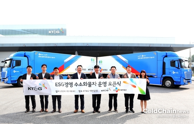 KT&G대전공장에서 열린 오픈 행사에서 김성기 CJ대한통운 영업3담당, 서대철 KT&G SCM실장(왼쪽 네번째부터)을 비롯한 양사 관계자가 사진촬영을 하고 있다.