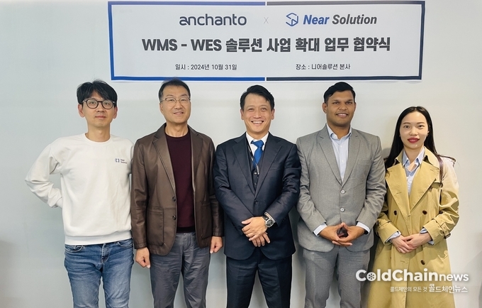 최용덕 니어솔루션 사업본부장, 정영교 니어솔루션 대표, 이동은 안찬토 코리아 지사장(좌부터)이 업무협약을 맺고 기념촬영하고있다.
