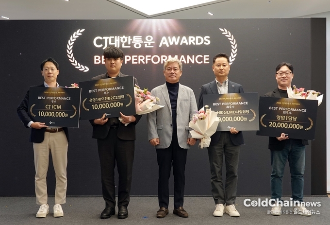 신영수 대표(좌 3번째)와 CJ대한통운 Awards를 받은 수상자들이 기념촬영하고 있다.